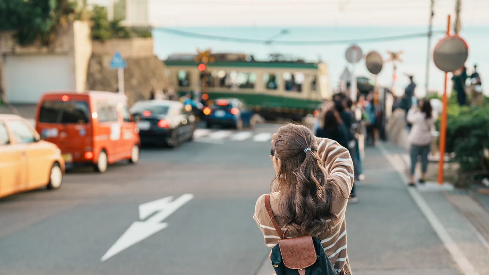 湘南で写真を撮る外国人観光客